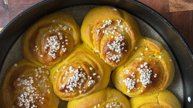 Lussebullar med fyllning av mandelmassa och kvarg
